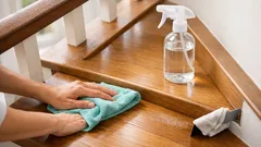 Cara membersihkan tangga rumah yang lengket dalam 10 menit, tanpa ribet