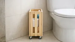 DIY rak penyimpanan toilet sempit tanpa bor: bikin kotak beroda dari rak kayu