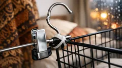 Trik choyoki: tempat gantung sementara untuk baju baru dipakai agar kamar rapi