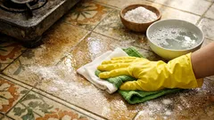 5 langkah ampuh membersihkan lantai dapur berminyak biar tidak licin lagi