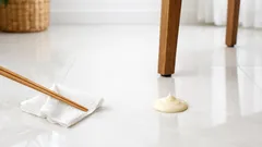 Trik cepat bersihkan mayones tumpah di lantai keramik pakai tisu dapur dan sumpit
