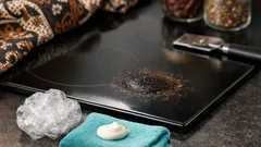 Cara membersihkan kerak gosong di kompor IH tanpa bikin baret, praktis di rumah