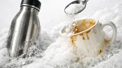 Cara hilangkan noda teh di botol minum pakai natrium perkarbonat, cepat tanpa sikat