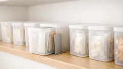 Trik rapi pantry: bookend jadi sekat box agar sachet dan botol berdiri rapi